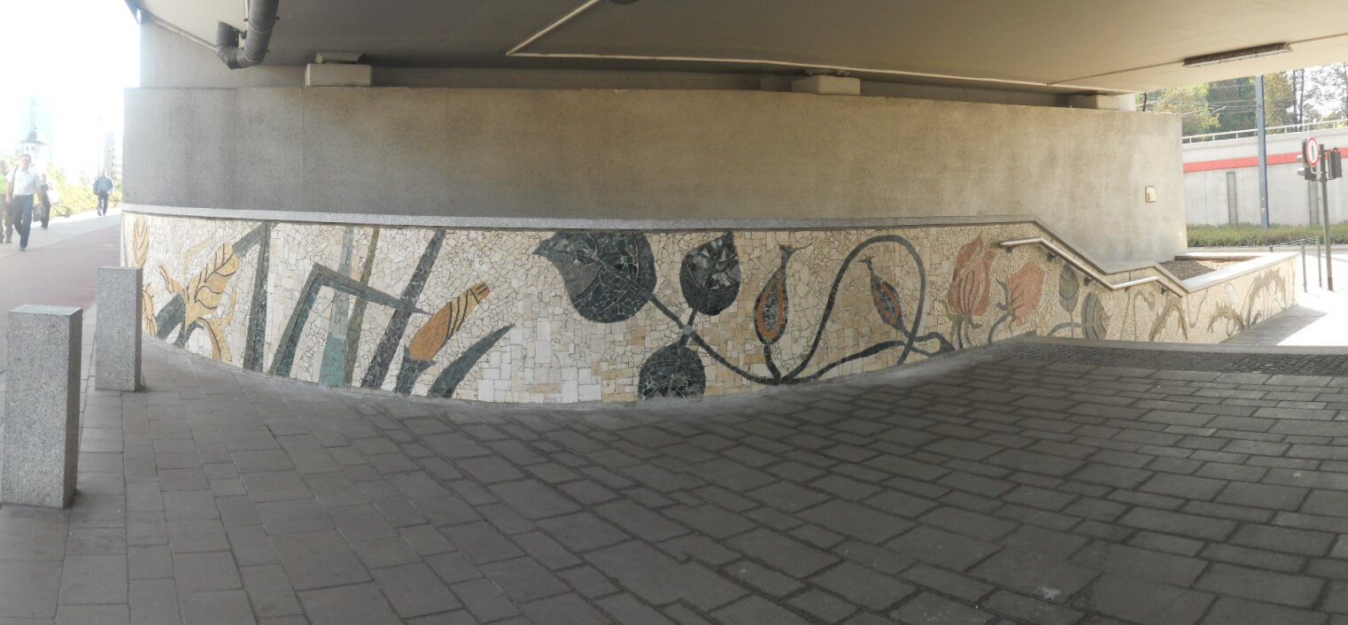 Zdjęcie przedstawia fragment ściany z dużym, secesyjnym, roślinnym ornamentem.