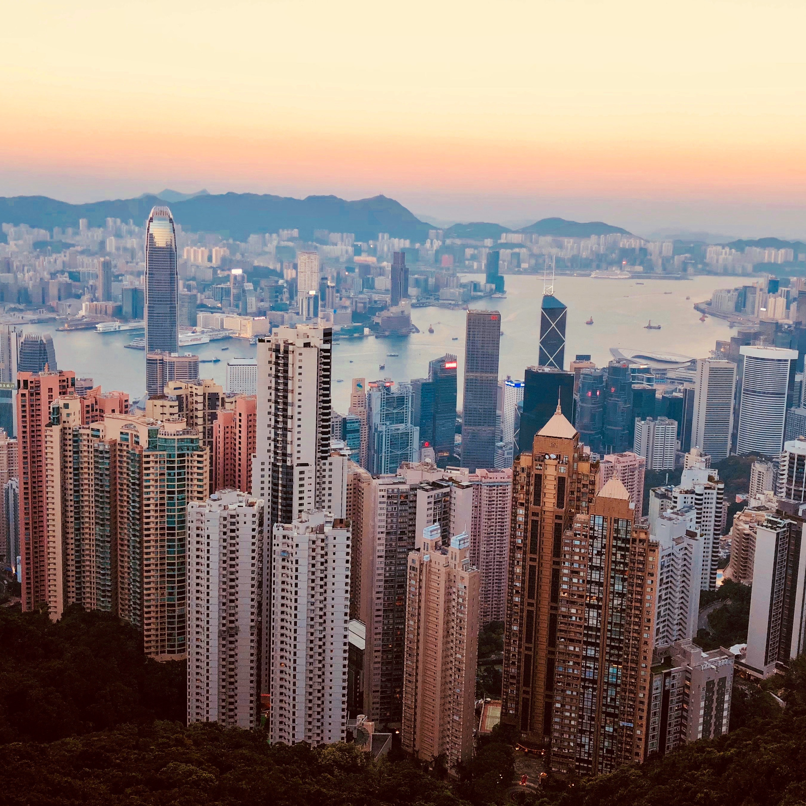 Na zdjęciu widoczne jest duże, nowoczesne i hałaśliwe miasto. Znajduje się w nim dużo budynków. Budynki są wysokie i nowoczesne. 