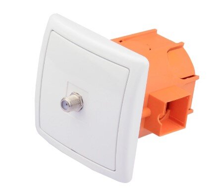 Na zdjęciu jest widoczne gniazdo abonenckie instalacji antenowej , montowane podtynkowo. Widoczna jest okrągła puszka podtynkowa oraz plastikowa obudowa z wejściem kabla antenowego.