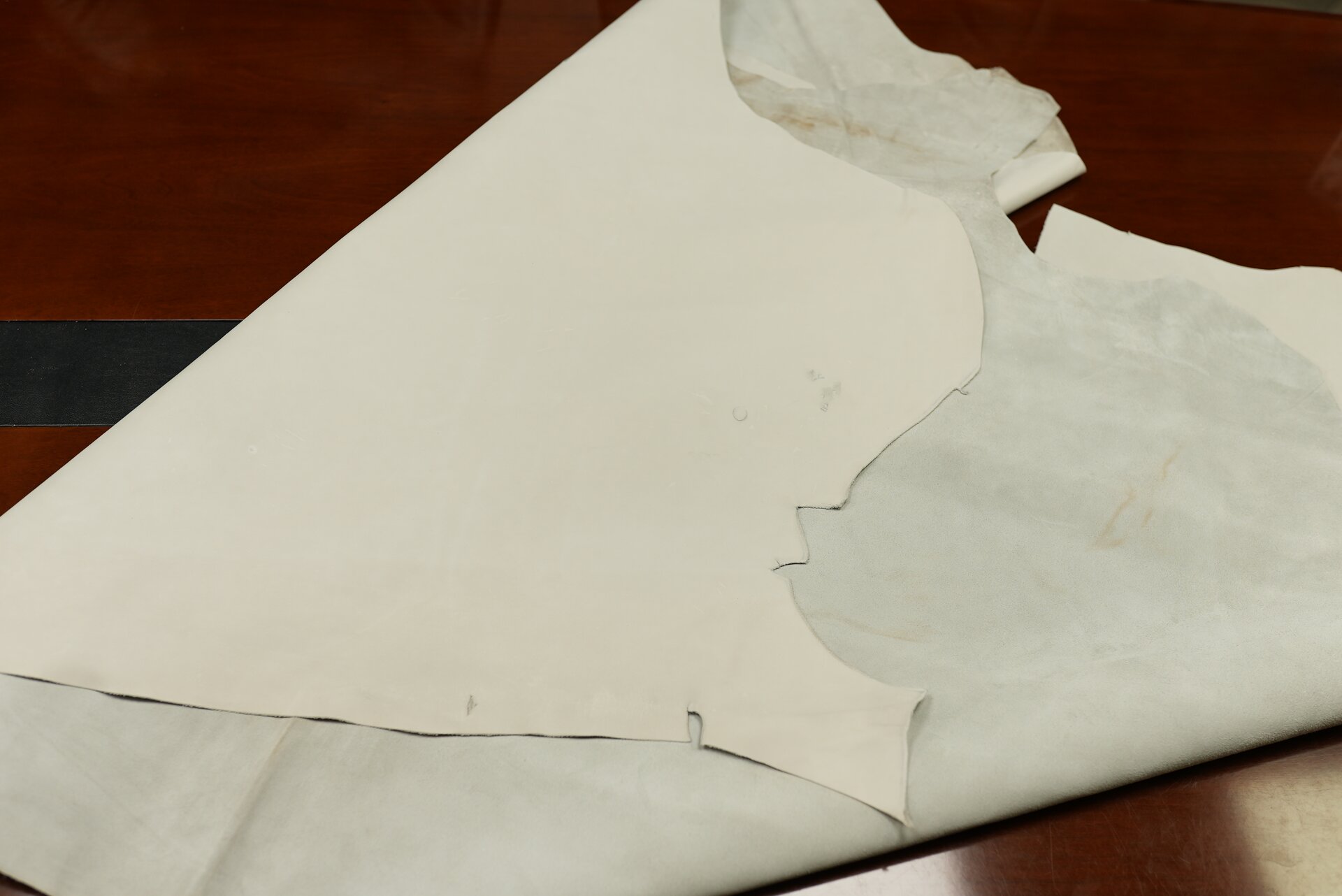 Zdjęcie przedstawia płat skóry bydlęcej garbowanej chromowo. Od strony lica i mizdry skóra jest biała. 
