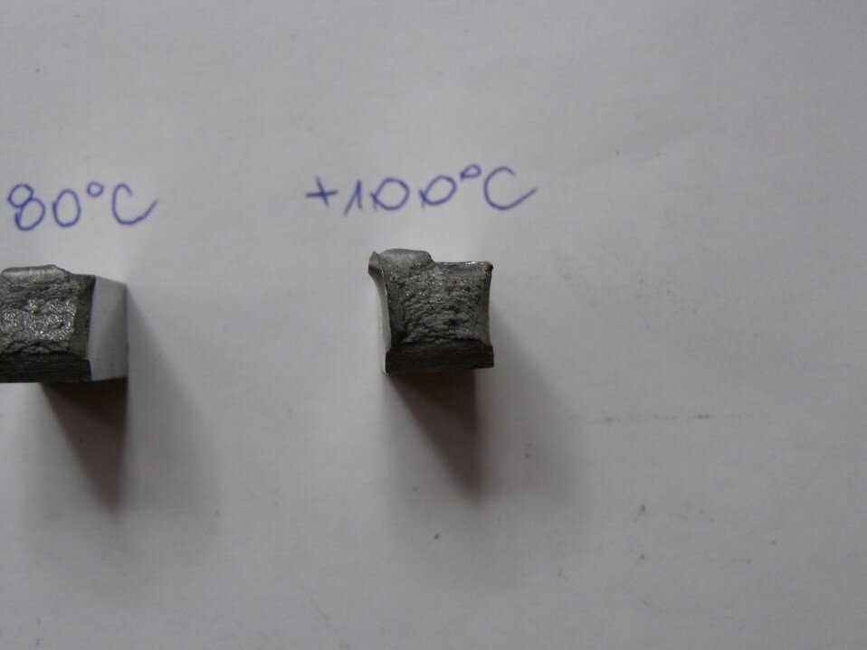 Przełom próbki udarnościowej badanej w temperaturze +100°C