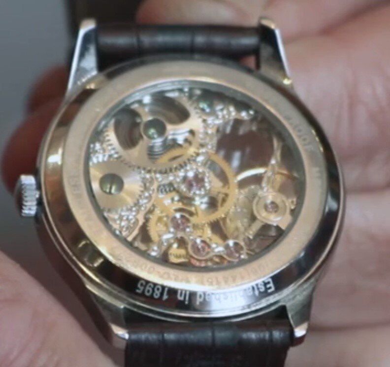 Budowa zegarka szkieletowego. Pod szkiełkiem znajduje się przezroczysta tarcza, odsłaniająca niemal cały mechanizm zegarka (głównie są to mechanizmy z ręcznym naciągiem oraz automatyczne). Może się zdarzyć, że taki zegarek w ogóle nie jest wyposażony w tarczę, wówczas stosuje się ażurowe (i najczęściej specjalnie zdobione) mostki, aby odsłonić jak najwięcej. Dla zwiększenia efektu transparentności używa się również przezroczystego dekla.