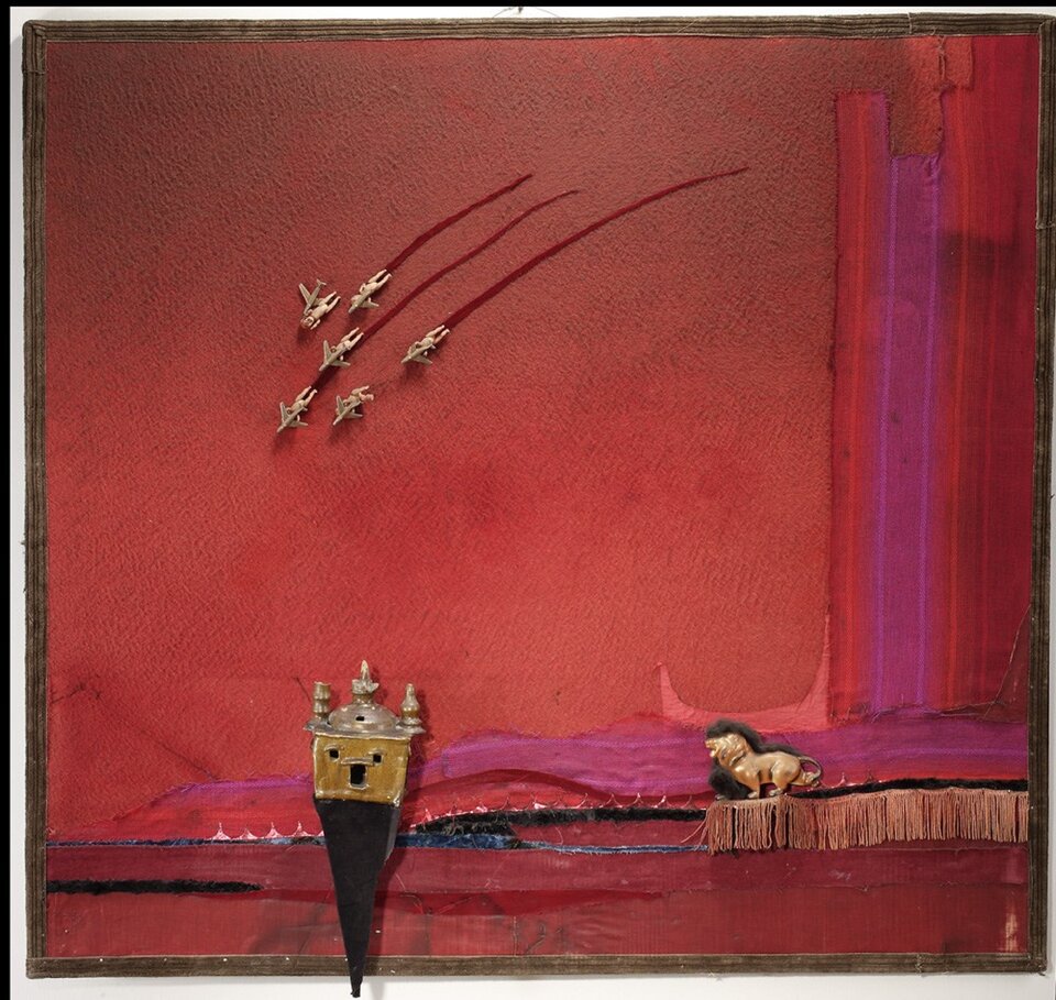 Na ilustracji widać dzieło Władysława Hasiora pt. "Król Herod". Na czerwonym podłożu z drewna widać mały pałacyk, małego lwa oraz samolociki lecące w dół. Praca wykonana z różnych materiałów, m.in. koralików, skrawków blachy.