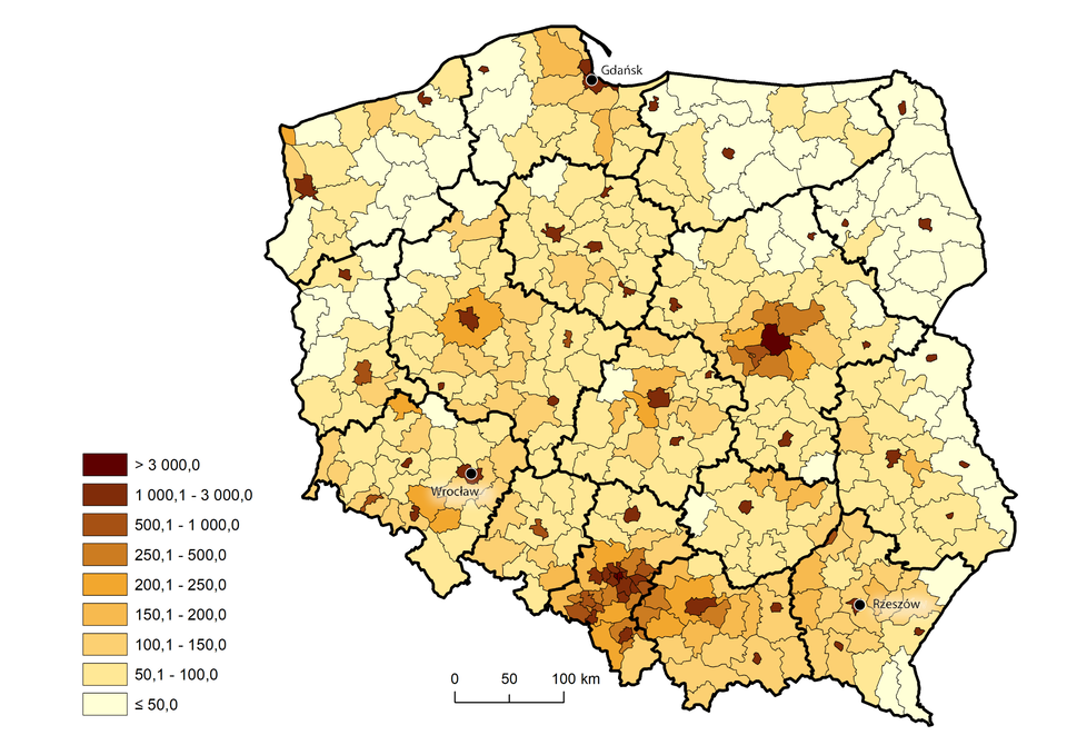 Mapa Polski podzielona na powiaty pokazuje gęstość zaludnienia. Gęstość zaludnienia powyżej 3000 osób na kilometr kwadratowy dotyczy dużych miast, czyli między innymi Warszawy, Gdańska, Szczecina, Poznania, Wrocławia, Katowic, Krakowa, Rzeszowa, Łodzi. Na mapie z wysoką wartością gęstości zaludnienia wyróżnia się województwo śląskie - w szczególności centralna i południowa jego część, oraz Warszawa z przylegającymi do niej powiatami. Najmniejsza gęstość zaludnienia - liczne powiaty z gęstością poniżej 50 osób na kilometr kwadratowy - dotyczy następujących województw: warmińsko‑mazurskiego, podlaskiego - bez jednego powiatu, zachodniopomorskiego. Powiaty z tak niską gęstością zaludnienia leżą także na północy województwa mazowieckiego, na wschodzie lubelskiego, na zachodzie lubuskiego, na południu województwa podkarpackiego. W Polsce jest dominują powiaty o gęstości zaludnienia w przedziale od 50,1 do 100 osób na kilometr kwadratowy.   