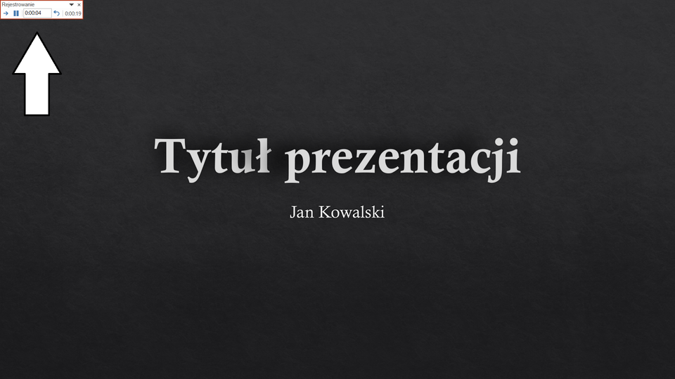 Ilustracja przedstawia pierwszy slajd prezentacji, na którym znajduje się następujący napis: Tytuł prezentacji, Jan Kowalski. U góry po lewej stronie biała strzałka wskazuje opcję Rejestrowanie, która odlicza czas. 