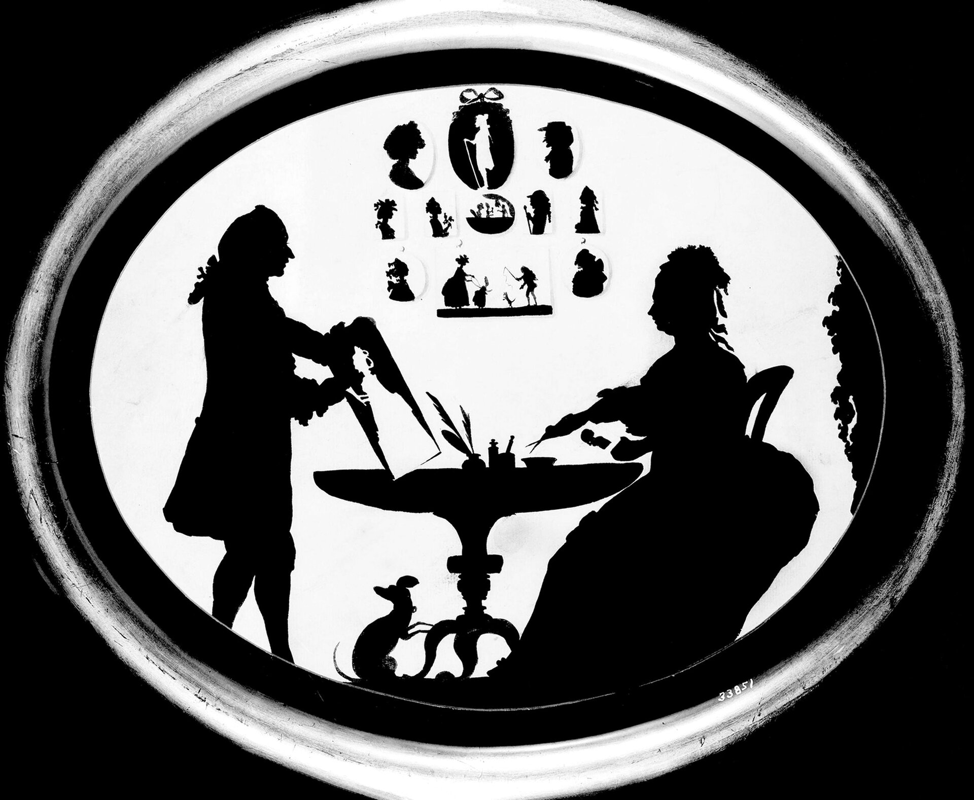 Ilustracja przedstawiająca dzieło nieznanego autora pt. Mister Bethany i Patience Wright  [czytaj: myster betany i patiens rajt]. Czarno‑biała grafika przedstawia siedzącą przy stoliku parę w ubraniach z XVIII wieku. Obrazek wykonany jest metodą  silhouette  [czytaj: siluet]. Kobieta w długiej sukni  siedzi przy okrągłym stoliku i wycina coś nożyczkami. Przed nią po drugiej stronie stolika stoi mężczyzna w peruce i we fraku, trzymając wycięty z papieru portret kobiety. Pod stolikiem siedzi piesek. Nad stolikiem wiszą wycięte z papieru postacie i profile ludzi. Tło jest białe, postacie czarne. Scena zamknięta jest w półokrągłej ramie.