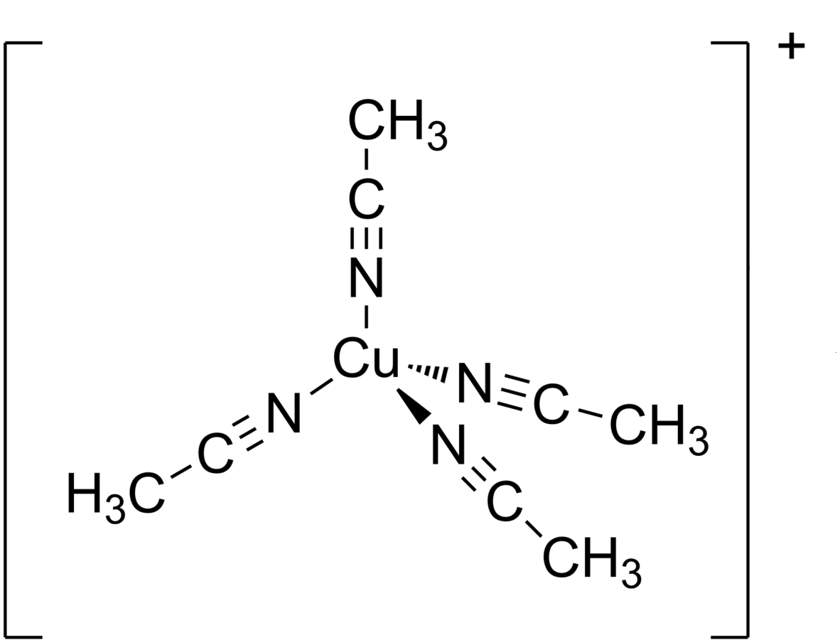 Ilustracja przedstawia strukturę kompleksu miedzi(<math aria‑label="jeden">I) z czterema cząsteczkami acetonitrylu. Struktura znajduje się w nawiasie kwadratowym, względem którego w indeksie górnym znajduje się znak plus stanowiący o ładunku dodatnim kationu. W centrum znajduje się miedź Cu, połączona wiązaniami koordynacyjnymi z czterema atomami azotu należącymi do cząsteczek acetonitrylu. Każdy z czterech atomów azotu łączy się za pomocą wiązania potrójnego z atomem węgla, który to związany jest z grupą metylową CH3.