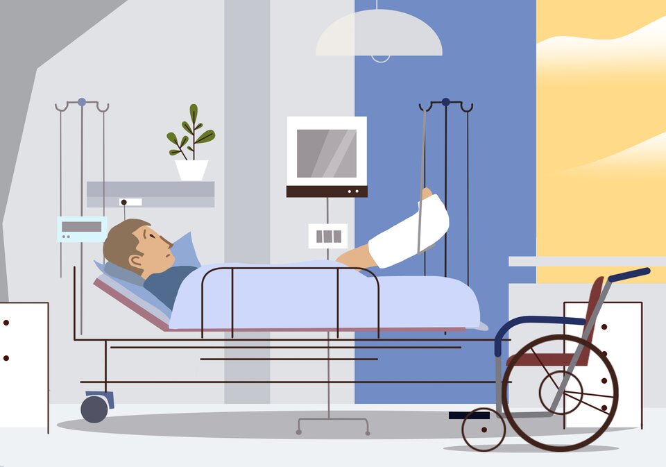 Widoczna jest ilustracja. Przedstawia mężczyznę leżącego w szpitalu z nogą w gipsie. Obok łóżka widoczny jest wózek inwalidzki.