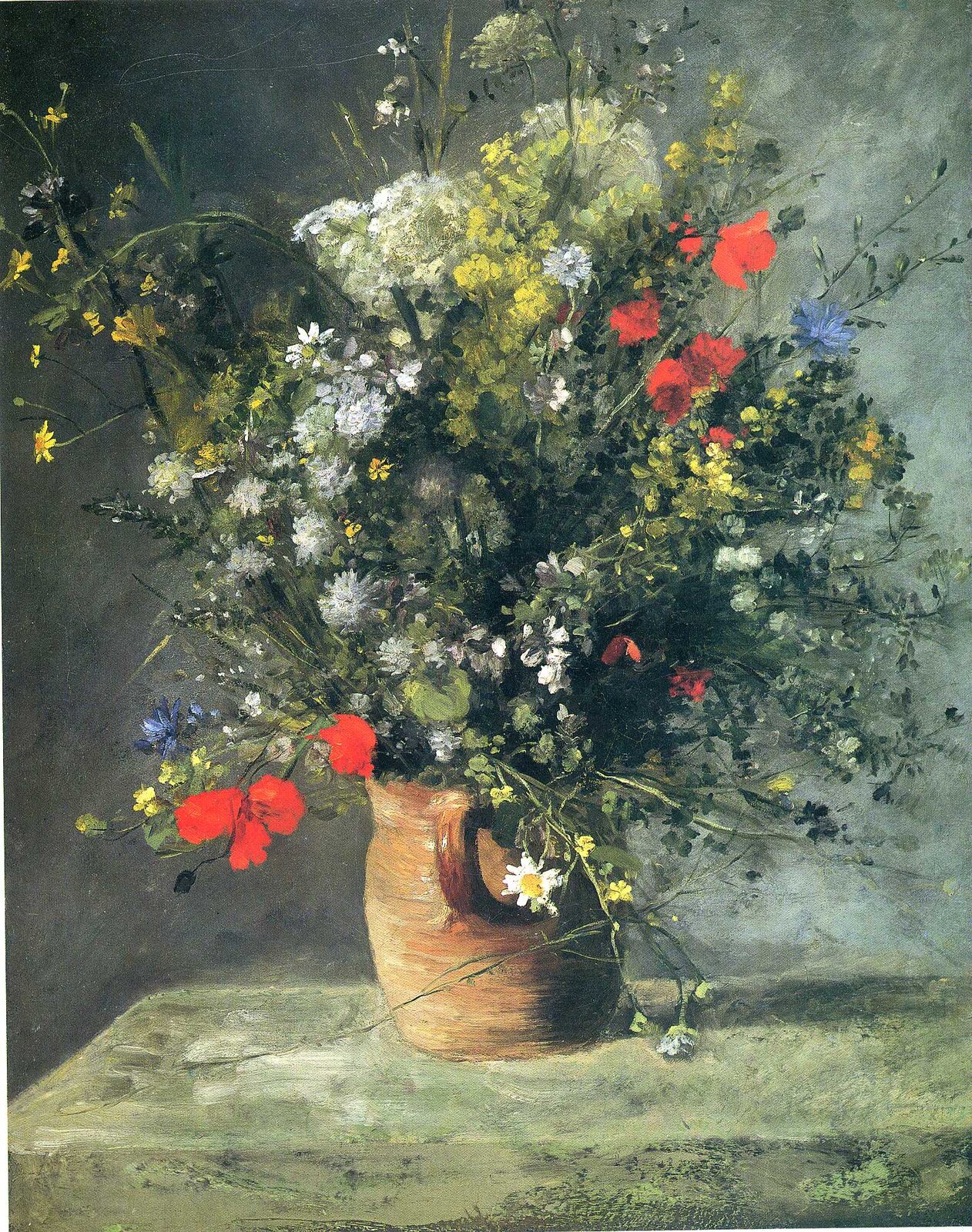 Ilustracja przedstawia obraz „Kwiaty w wazie” Auguste'a Renoira. Ukazuje martwą naturę, przedstawiającą stojący na zielonym blacie bukiet polnych kwiatów w brązowym, glinianym wazonie. Wśród kwiatów są między innymi czerwone maki, chabry, rumianki, jaskry. Bukiet znajduje się w centrum obrazu. Tłem jest zielono-szara ściana.