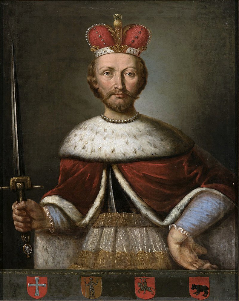 Portret przedstawia mężczyznę w średnim wieku. Trzyma w ręce miecz skierowany ostrzem w górę. Mężczyzna ma krótkie włosy, wąsy oraz brodę. Jest ubrany w szatę oraz pelerynę z kołnierzem z futra. Na głowie ma koronę bogato zdobiona kamieniami. U dołu portretu są cztery herby. Kolejno od lewej herby przedstawiają: krzyż krzyżacki, rycerza z mieczem, rycerza na koniu i niedźwiedzia. 