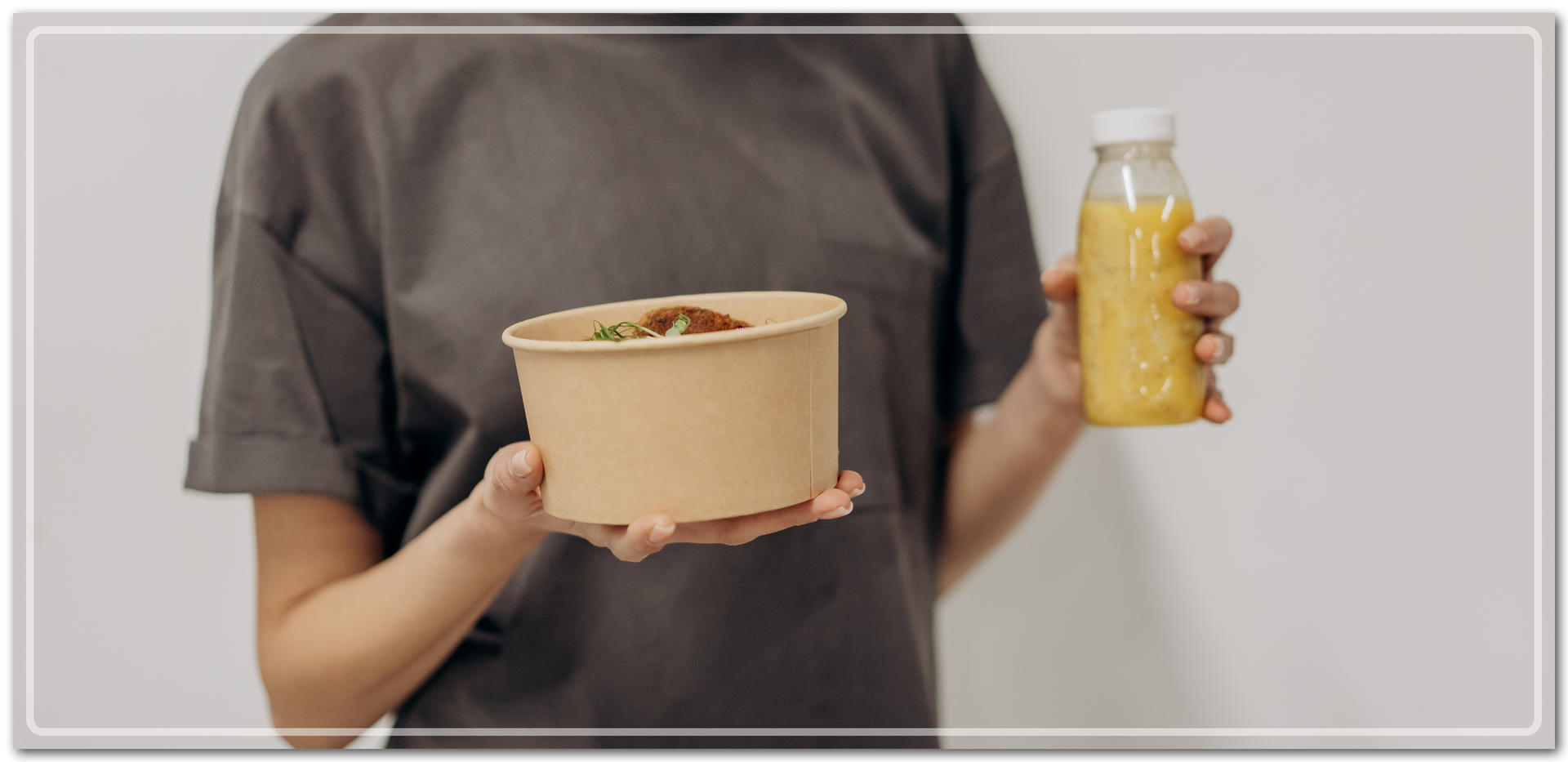 Ilustracja przedstawia człowieka trzymającego pojemnik z jedzeniem oraz butelkę z pomarańczowym sokiem.