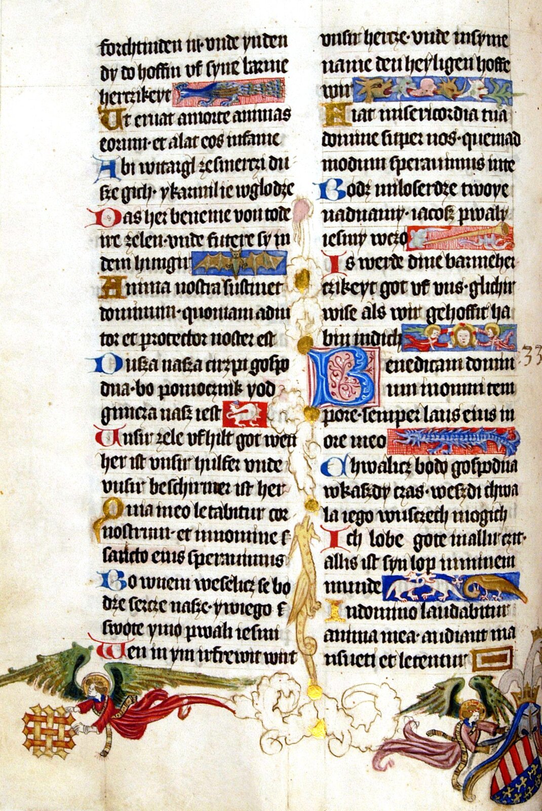 Na ilustracji znajduje się karta zapisana czarnym tekstem. Jest on ozdobiony kolorowymi inicjałami.  Na dole strony znajdują się dwa anioły. Każdy z nich gra na instrumencie. 