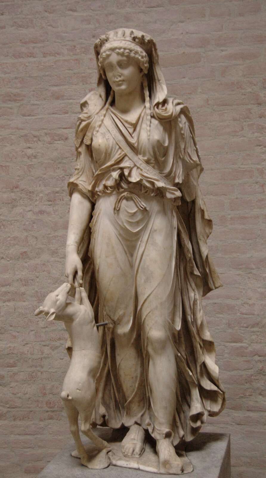 Rzeźba nieznanego autora pod tytułem „Diana” przedstawi postać młodej kobiety, jej włosy związane są w dwa warkocze, które delikatnie spoczywają na jej piersiach. Reszta włosów zakryta jest czepkiem. Kobieta ubrana jest w długą suknię, podkreślającą jej ciało. Jedna ręka zakryta jest przez materiał, druga ręka swobodnie zwisa wzdłuż ciała. Z lewej strony znajduje się jagnię, które wita się z kobietą – stoi na dwóch łapach i dotyka jej palców. Figura stoi na wysokim cokole. 