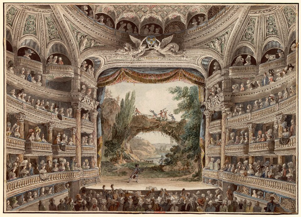 Ilustracja przedstawia wnętrze teatru widzane od strony widza. Na pierwszym planie, pośrodku ukazani są stojący widzowie. Po bokach piętrzą się ozdobne balkony, loże wypełnione publicznością. Tworzą sześć kondygnacji. Na scenie stoi jeden aktor, trzyma w dłoni miecz. Wyciąga rękę przed siebie. W tle znajdują się dekoracje teatralne przedstawiające most łączący brzegi rzeki. Na moście znajdują się czterej uzbrojeni mężczyźni, którzy biegną za uciekającą postacią. Balkony i sufity teatru są bogato zdobione.