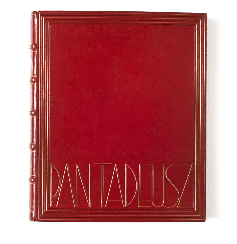 Zdjęcie przedstawia oprawiony rękopis „Pana Tadeusza". Okładka rękopisu jest w kolorze czerwonym. Wzdłuż brzegów są cztery cienkie, złote linie. Na dole okładki, drukowanymi literami, umieszczony został napis „Pan Tadeusz”.