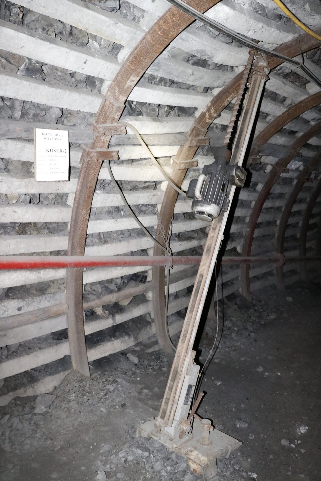 Wzmacnianie odrzwi obudowy stalowej podatnej (ŁP) obudową kotwową przy pomocy kotwiarki ścianowej