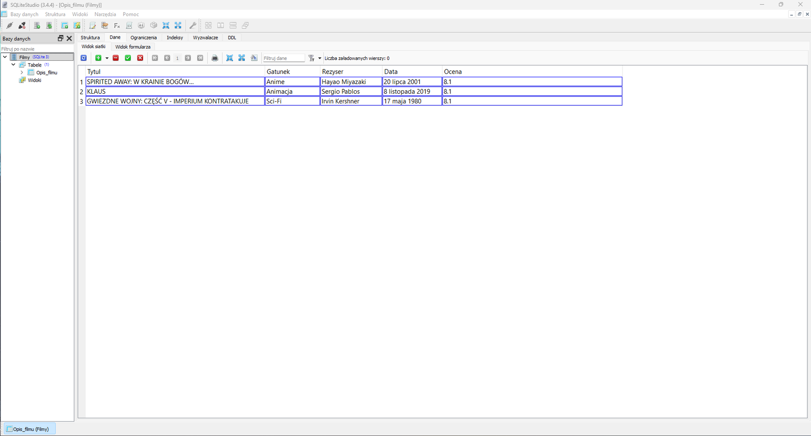 Na zdjęciu przedstawiono zrzut ekranu przedstawiający dodawanie wierszy w programie SQL lite Studio.W górnej części okna aplikacji widoczny jest pasek narzędzi z następującymi opcjami: bazy danych, struktur, widoki, narzędzia, pomoc. Poniżej paska narzędzi znajdują się ikony. Ikony przedstawiają w kolejności: zapięte wtyczki, rozpięte wtyczki, serwer z zielonym znakiem plus, serwer z dwoma zielonymi strzałkami, bazę danych ze znakiem plus, bazę danych ze znakiem plus i błyskawicą, kartkę papieru z ołówkiem, serwer z dłonią trzymającą kartkę, Fx, kartka z dwoma nawiasami ostrymi skierowanymi na zewnątrz, element z literami AZ, klocek dwa na dwa, cztery strzałki w układzie kwadratu skierowane do wewnątrz, cztery strzałki w układzie kwadratu skierowane na zewnątrz, klucz, cztery kwadraty w układzie kwadratu, dwa podłużne pionowe prostokąty obok siebie, dwa podłużne poziome prostokąty obok siebie, trzy okna ustawione jedno za drugim. Poniżej aplikacja podzielona jest na dwa obszary. Małe okno po lewej stronie ma tytuł: Bazy danych. Obok tytułu znajduje się znak powiększenia okna oraz zamknięcia. Poniżej znajduje się pole wyszukiwania. Na polu widoczny jest napis: filtruj po nazwie. W głównej części okna widoczna jest struktura bazy danych o nazwie: film. Struktura jest w formie drzewa. Kolejne poziomy to: table, opis filmu. Pod polem opis umieszczony jest napis widok.W prawej części okna znajduje się właściwy obszar roboczy. Na górze obszaru widoczne są zakładki: struktura, dane, ograniczenia, indeksy, wyzwalacze, DOL. Niżej umieszczone są napisy: widok siatki, widok formularza. Pod widokami znajdują się ikony. Ikony przedstawiają: niebieski kwadrat z dwoma strzałka w formie okręgu, zielony kwadrat z białym znakiem plus w środku, czerwony kwadrat z białym znakiem minus, szary kwadrat z symbolem ptaszka, szary kwadrat z symbolem krzyżyka, szary kwadrat ze strzałką skierowaną w lewą stronę która jest styczna do prostej pionowej, szary kwadrat ze strzałką zwróconą w lewą stronę, cyfra jeden, szary kwadrat ze strzałką skierowaną w prawą stronę która jest styczna do prostej pionowej, szary kwadrat ze strzałką zwróconą w prawą stronę, biały plik, kwadrat utworzony z niebieskich strzałek z grotami skierowanymi do wewnątrz, kwadrat utworzony z niebieskich strzałek z grotami skierowanymi na zewnątrz, biała kartka z wylewającą się na nią farbą z puszki, polem z napisem: filtruj dane, dwoma kluczami, napisu: liczba załadowanych wierszy zero. Pod ikonami znajduje się pole robocze na którym wyświetlana jest baza danych. Na polu widoczna jest niebieska tabela z wierszami nagłówkowymi: tytuł, gatunek, reżyser, data, ocena.Przykładowo wypełniona tabela.               Tytuł         Gatunek         Reżyser         Data         Ocena                          Spirited away: W krainie bogów             Anime             Hayao Miyazaki             20 lipca 2021             8.1                                Klaus             Animacja             Sergio Pablos             8 listopada 2019             8.1                                Gwiezdne wojny część piąta - Imperium kontratakuje             Sci‑Fi             Irvin Kershner             17 maja 1980             8.1          