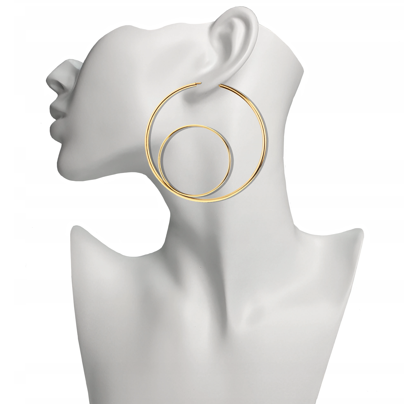 Grafika przedstawia fragment modelu głowy z boku. Na pierwszym planie znajduje się złoty kolczyk wpięty do ucha. Kolczyk składa się z dwóch okręgów, przy czym mniejszy okrąg znajduje się wewnątrz większego. Okręgi stykają się ze sobą swoimi dolnymi częściami.