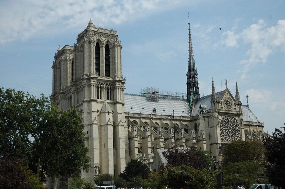 Fotografia przedstawia Katedrę Notre Dame w Paryżu. Jest to kościół pięcionawowy z krótką nawą krzyżową, dość długim prezbiterium i podwójnym obejściem na półkolu. Pierwotnie miało ono tylko trzy małe kapliczki. W drugiej połowie XIII wieku usunięto kapliczki i wybudowano pięć dużych kaplic.