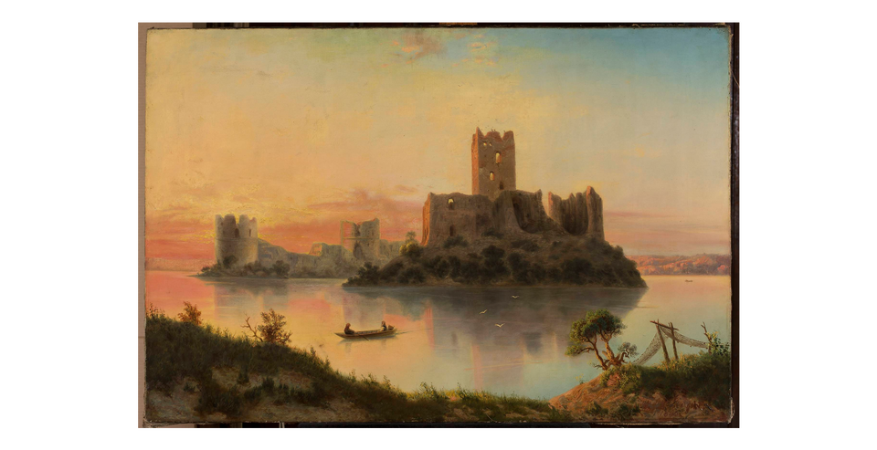 Obraz przedstawia pejzaż. Na wyspie otoczonej wodą stoją ruiny starego zamku. Ukazna jest zrujnowana wieża i pomieszczenia poniżej niej. Po wodzie pływa niewielka, drewniana łódź. Brzeg porośnięty jest niewielką roślinnością i krzewami.