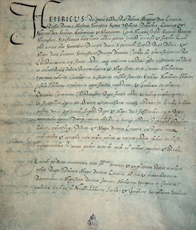 Na zdjęciu znajduje się strona z fragmentem Pacta Conventa pisana odręcznie. 