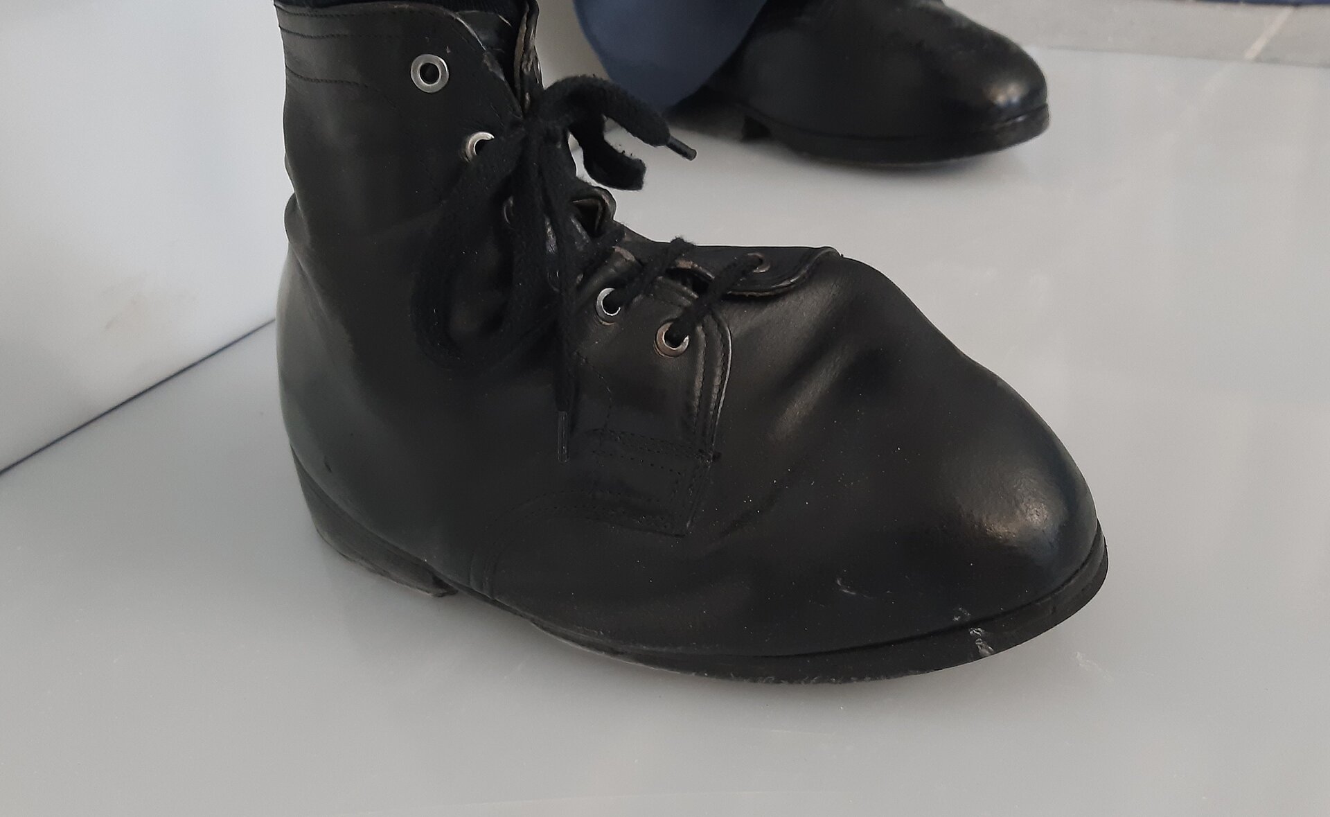 Zdjęcie przedstawia obuwie ortopedyczne dostosowane do stopy zniekształconej. 