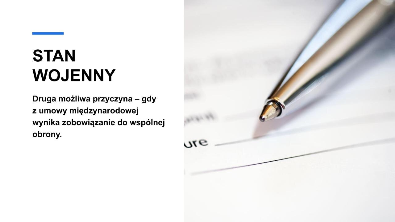 Biały slajd. Z lewej strony nagłówek: „Stan wojenny”, a poniżej tekst: „Druga możliwa przyczyna - gdy z umowy międzynarodowej wynika zobowiązanie do wspólnej obrony”. Z prawej strony slajdu zdjęcie przedstawiające kartkę papieru z liniami, a na niej leżący srebrny długopis.