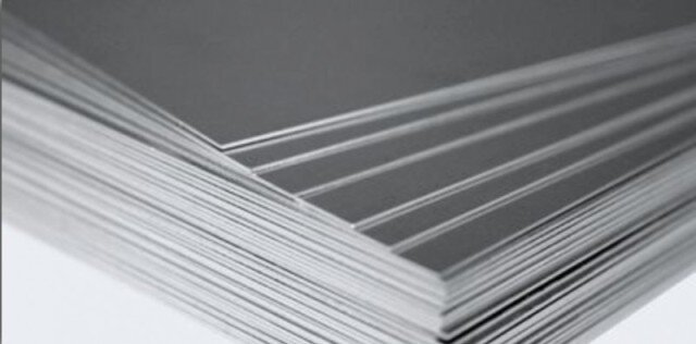 Zdjęcie przedstawia stos blach ocynkowanych płaskich. Mają one szary kolor.