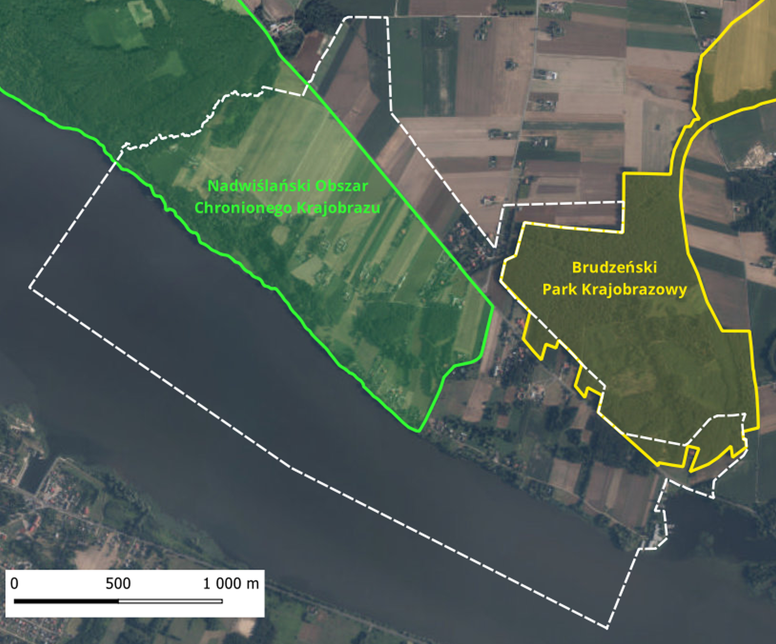 Zdjęcie satelitarne. Na nim w lewym dolnym rogu rzeka, na jej brzegach drzewa. W sąsiedztwie rzeki pola uprawne ułożone szachownicowo. Na nim na zielono po lewej stronie oznaczono obszar nadwiślańskiego obszaru chronionego krajobrazu, po lewo na żółto brudzeński park krajobrazowy. 