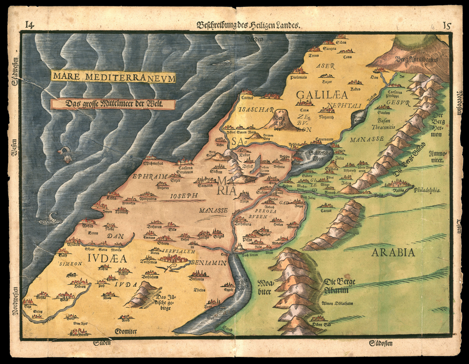 Na ilustracji widoczna jest kolorowa mapa z ozdobną ramką. W górnej części znajduje się tytuł w języku niemieckim. Po lewej stronie mapy przedstawiono ciemnoniebieskie morze z napisem „MARE MEDITERRANEVM” oraz ozdobnym kartuszem z niemieckim napisem. Na lądzie zaznaczono miasta, rzeki, góry i obszary opisane licznymi nazwami. Widoczne są między innymi napisy: „GALILAEA”, „SAMARIA”, „IVDAEA”, „ARABIA” oraz nazwy plemion i miejscowości. Góry przedstawiono jako pasma brązowych wzniesień, rzeki i zbiorniki wodne zaznaczono kolorem niebieskim, a miasta jako niewielkie rysunki zabudowy. Wzdłuż dolnej i bocznych krawędzi znajdują się napisy określające strony świata.