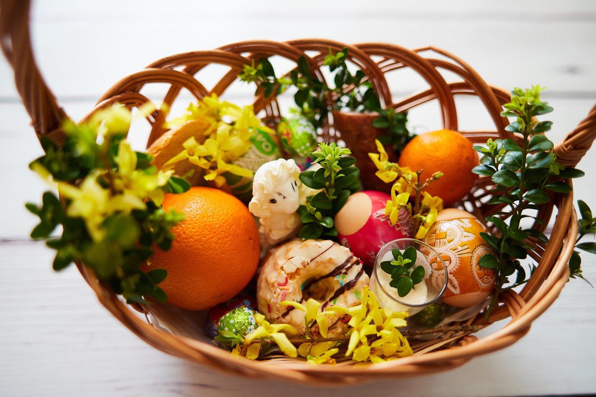 Ilustracja przedstawia koszyczek wielkanocny. W środku są pisanki, pomarańcze, baranek, kiełbasa, sól i ciasto. Zadanie alternatywne wyświetla się w trybie dostępności.