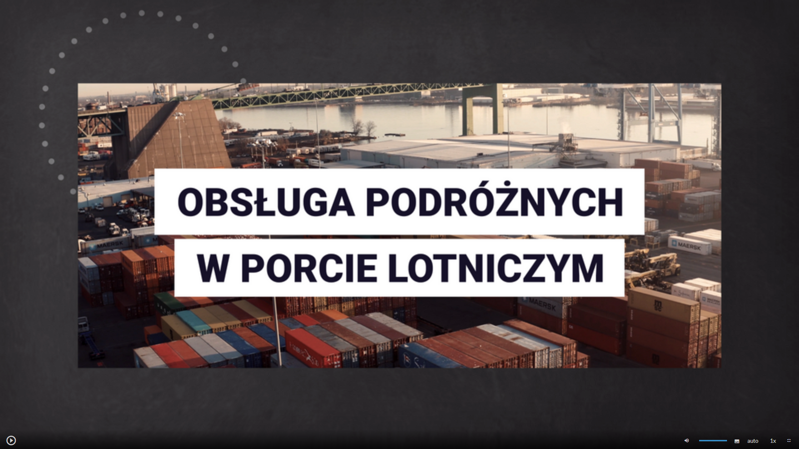 Przykładowy widok planszy filmu. Tytuł: Obsługa podróżnych w porcie lotniczym obok znajduje się widok portu wodnego oraz placu nad zatoką, na którym stoi wiele kontenerów w rzędach. Poniżej znajduje się menu w poziomie, a w nim od lewej: przycisk uruchomienia i pauzowania filmu, wybór poziomu głośności, opcja włączenia napisów, opcja włączenia audiodeskrypcji, opcja auto, opcja ustawienia prędkości odtwarzania, opcja trybu ekranowego.