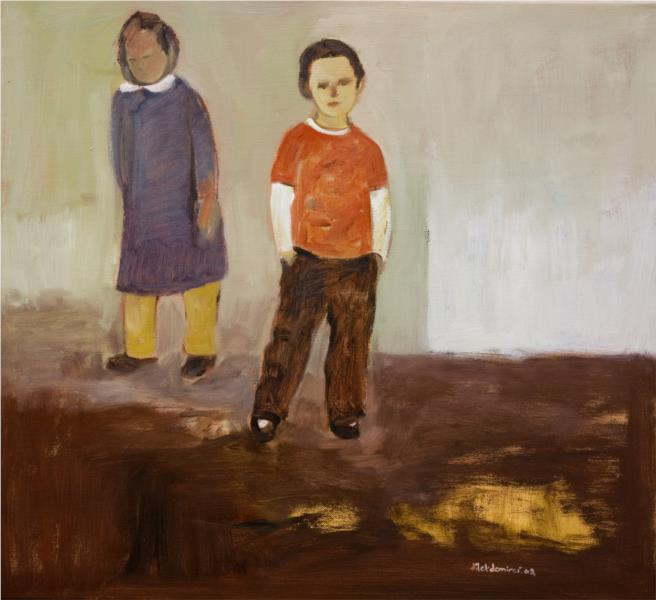 Ilustracja przedstawia obraz, którego głównymi bohaterami jest dwójka dzieci: dziewczynka i chłopiec. Na pierwszym planie jest chłopiec. Zwrócony jest twarzą do widza. Ubrany jest w pomarańczowy podkoszulek z białymi rękawami i brązowe spodnie. Jego włosy są ciemne i krótkie. Chłopiec trzyma ręce w kieszeniach. Dziewczynka stoi przy ścianie z tyłu, za chłopcem. Ubrana jest ona w niebieską sukienkę z białym kołnierzykiem i żółte spodnie. Jej głowa jest lekko spuszczona w dół. Jej włosy są krótkie i ciemne.