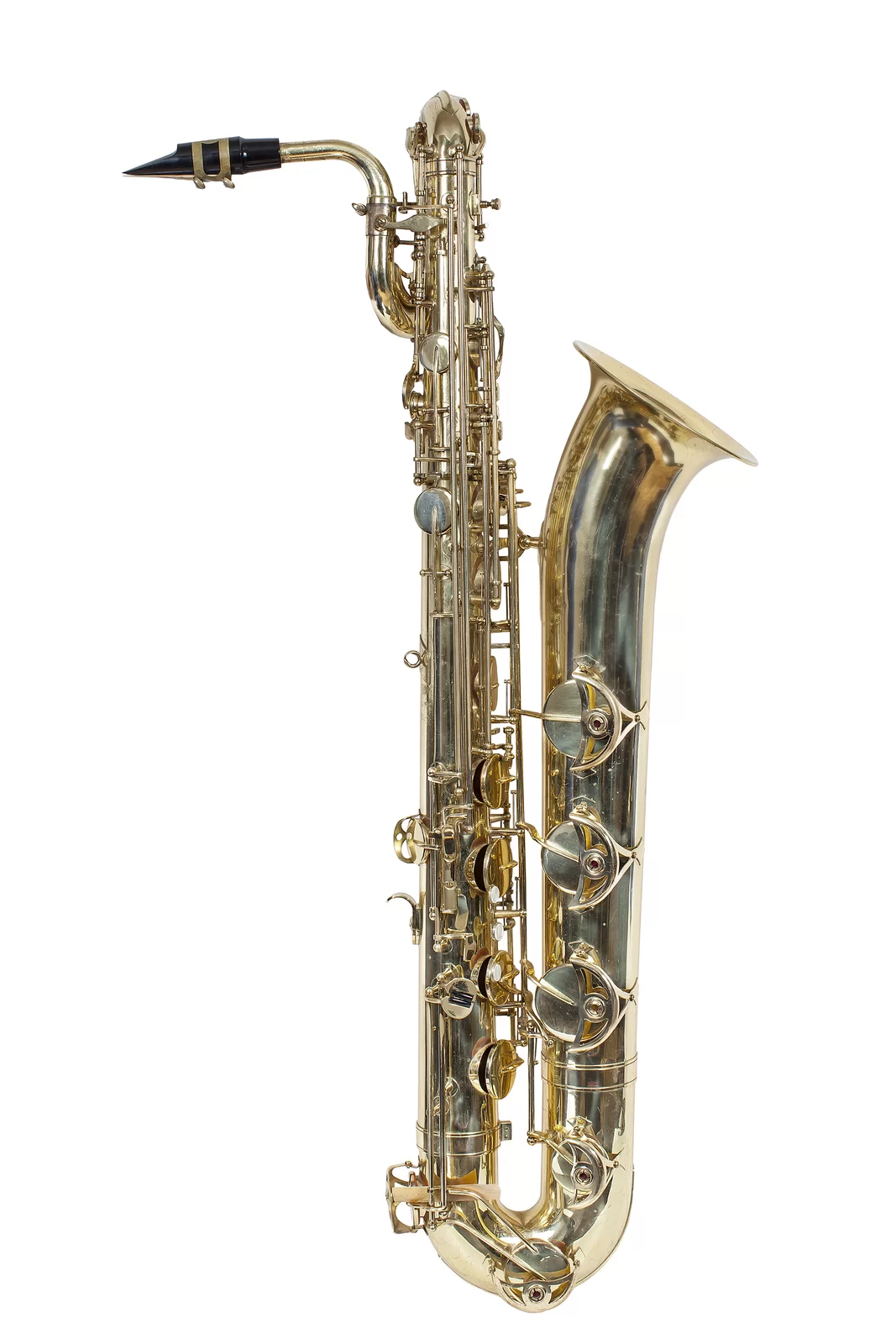 Ilustracja przedstawia saksofon barytonowy. Na zdjęciu ukazany jest podłużny instrument w kolorze złotym, wygięty na kształt fajki z czarnym ustnikiem oraz metalowymi klapkami.