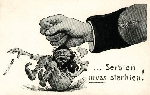 Kliknij żeby powiększyć Karykatura, na niej napis w języku niemieckim: Serbien muss sterbien! („Serbia musi umrzeć!”). Przedstawia austriacką rękę miażdżącą Serba (wyglądającego jak potwór) trzymającego bombę i upuszczającego nóż. Na rękawie ręki napis: Österr.