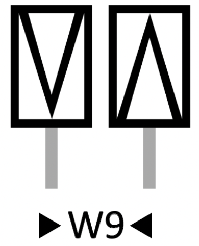Wskaźnik wu dziewięć. Dwa wskaźniki. Pierwszy to prostokąt o dłuższym pionowym boku, jest osadzony na słupku. Prostokąt ma czarną obramówkę, wewnątrz jest biały. Od górnego boku poprowadzono w dół trójkąt równoramienny o wierzchołku łączącym ramiona znajdującym się na środku dolnego boku prostokąta. Drugi wskaźnik jest podobny, przy czym tu narysowano odwrotny trójkąt - o podstawie pokrywającej się z dolnym bokiem prostokąta i górnym wierzchołku w środku górnego boku prostokąta.