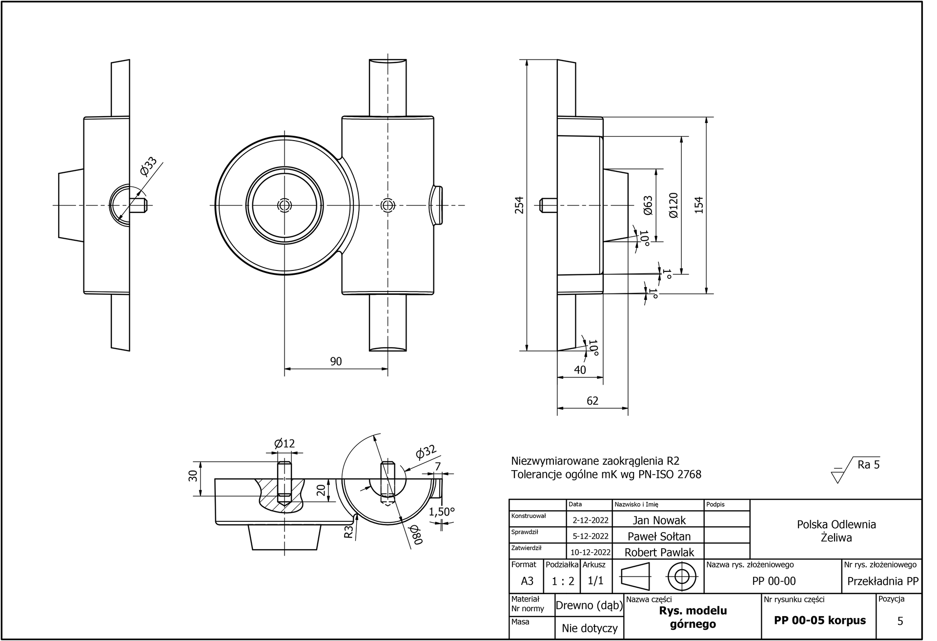 Rysunek szesnasty. Rysunek przedstawia model górnego dla odlewu korpusu. Od lewej strony znajduje się pierwsza perspektywa. Reprezentuje się trapez równoramienny, którego podstawy zorientowane są pionowo. Krótsza po lewej stronie, zaś dłuższa po prawej. Przez środki długości obu podstaw przechodzi linia przerywana (składająca się z rozmieszczonych naprzemiennie kresek i kropek). Dłuższa podstawa trapezu stanowi fragment dłuższego boku prostokąta, na którym jest osadzona. Na jego krótszych bokach osadzone są figury o długościach odpowiadających długości wspomnianych boków. Ich końce są zaokrąglone. Zaś drugi wymiar jest bardzo mały. Od wspomnianych figur z obu stron odchodzą trapezy prostokątne. Przylegają one bokami, przy których znajdują się kąty proste do wspomnianych figur. A ich dłuższe podstawy są przedłużeniem prawego dłuższego boku dużego prostokąta, na którym narysowane jest półkole. Jego średnica równa trzydzieści trzy, również znajduje się na wspomnianym boku prostokąta. Od środkowej części prostokąta od prawej strony odchodzi prostokątna wypustka. Na środku znajduje się rysunek elementu z kolejnej perspektywy. Od lewej strony przedstawiono pierścień. Jest on osadzony częściowo w prostokątnym elemencie znajdującym się po prawej stronie z zaznaczonym łukiem okalającym wspomniany pierścień i również osadzonym na lewym dłuższym boku prostokąta. Bok te zorientowany jest pionowo. W jego środku znajduje się małe koło. Przez środki zarówno pierścienia jak i prostokąta przechodzą przerywane linie. Odległość pomiędzy środkami została zaznaczona i wynosi dziewięćdziesiąt. Poprowadzone pionowo i poziomo. Na górnym i dolnym boku prostokąta osadzone figury, których dłuższe boki odpowiadają długością wspomnianych boków prostokąta. Ich końce znajdujące się po prawej i po lewej stronie są zaokrąglone. Wysokość wspomniany figur jest nieznaczna. Na każdej z nich od góry i od dołu osadzone są prostokąty. Ich dłuższe boki zorientowane są pionowo. Przez górne wierzchołki górnego prostokąta poprowadzono łuk znajdujący się we wnętrzu prostokąta. Analogicznie, przez dolne wierzchołki dolnego prostokąta poprowadzono łuk również zlokalizowany we wnętrzu czworokąta. Po prawej stronie znajduje się rysunek modelu z trzeciej perspektywy. Idąc od lewej strony na środku boku prostokąta, którego dłuższy bok zorientowany jest pionowo, osadzona jest wypustka. Przez jej środek poprowadzona jest pozioma przerywana linia wyznaczająca również środek wspomnianego prostokąta. Od górnej i dolnej części na krótszych bokach prostokąta, równych czterdzieści, osadzone są trapezy prostokątne. Ich boki, przy których znajdują się kąty proste należą do krótszych boków prostokąta. Boki nachylone do poziomu są po kątem dziesięciu stopni. A ich dłuższe podstawy są przedłużeniem boku prostokąta, na którym znajduje się wspomniana na początku wypustka. Podstawy te i bok mają łącznie długość równa dwieście pięćdziesiąt cztery. Długość samego boku prostokąta wynosi sto pięćdziesiąt cztery. We wspomnianym prostokącie również znajduje się drugi prostokąt przylegający do lewej ściany pierwszego. Jego dłuższy bok zorientowany pionowo wyznacza średnicę równą sto dwadzieścia. Ponadto na dłuższym boku pierwszego prostokąta, znajdującego się po prawej stronie, osadzony jest trapez równoramienny. Jego dłuższa podstawa zorientowana jest pionowo i znajduje się na boku prostokąta, wyznaczając średnicę równą sześćdziesiąt trzy. Ramiona są nachylone względem poziomu pod kątem wynoszącym dziesięć stopni. Ostatnia perspektywa to, idąc od dolnego fragmentu. Trapez równoramienny. Jego krótsza podstawa znajduje się niżej i jest zorientowana poziomo. Dłuższa osadzona jest na figurze. Stanowią ją dwa równoległe znajdujące się bardzo blisko siebie odcinki połączone ze sobą łukiem. Figura ta styka się z prostokątem. Od góry jest w nim walcowaty wlot skierowany do wnętrza prostokąta o średnicy równej dwanaście, sięgający na głębokość wynosząca dwadzieścia. Prawy górny róg prostokąta jest ścięty łukiem półkola. Średnica półkola jest przedłużeniem górnego boku prostokąta, w którym osadzony jest walcowaty element. Średnica ta równa jest osiemdziesiąt. W niej zaznaczony jest kolejny łuk wyznaczający średnicę równą trzydzieści dwa. W półkolu również osadzony jest walcowaty element, analogicznie, jak w przypadku prostokąta. Z prawej strony od półkola odchodzi fragment, w kształcie figury, której jeden bok jest przedłużeniem średnicy i ma długość równą siedem. Kolejny bok to fragment łuku półkola. Trzeci bok stanowi odcinek poprowadzony od łuku w prawą będą równoległy do pierwszego. Ostatni, czwarty bok łączy punkty końcowe znajdujące się z prawej strony odpowiednio pierwszego i drugiego boku, Jest nachylony pod kątem półtora stopnia względem pionu. W prawym dolnym rogu znajdują się dane. Nazwa części, to znaczy rysunek modelu górnego. Dalej Polska Odlewnia Żeliwa. Zamieszczono także: datę, imiona i nazwiska konstruktora, osoby sprawdzającej i zatwierdzającej. Format, podziałkę, materiał, numer normy, masę, nazwę rysunku złożeniowego, numer rysunku złożeniowego, numer rysunku części i pozycję.