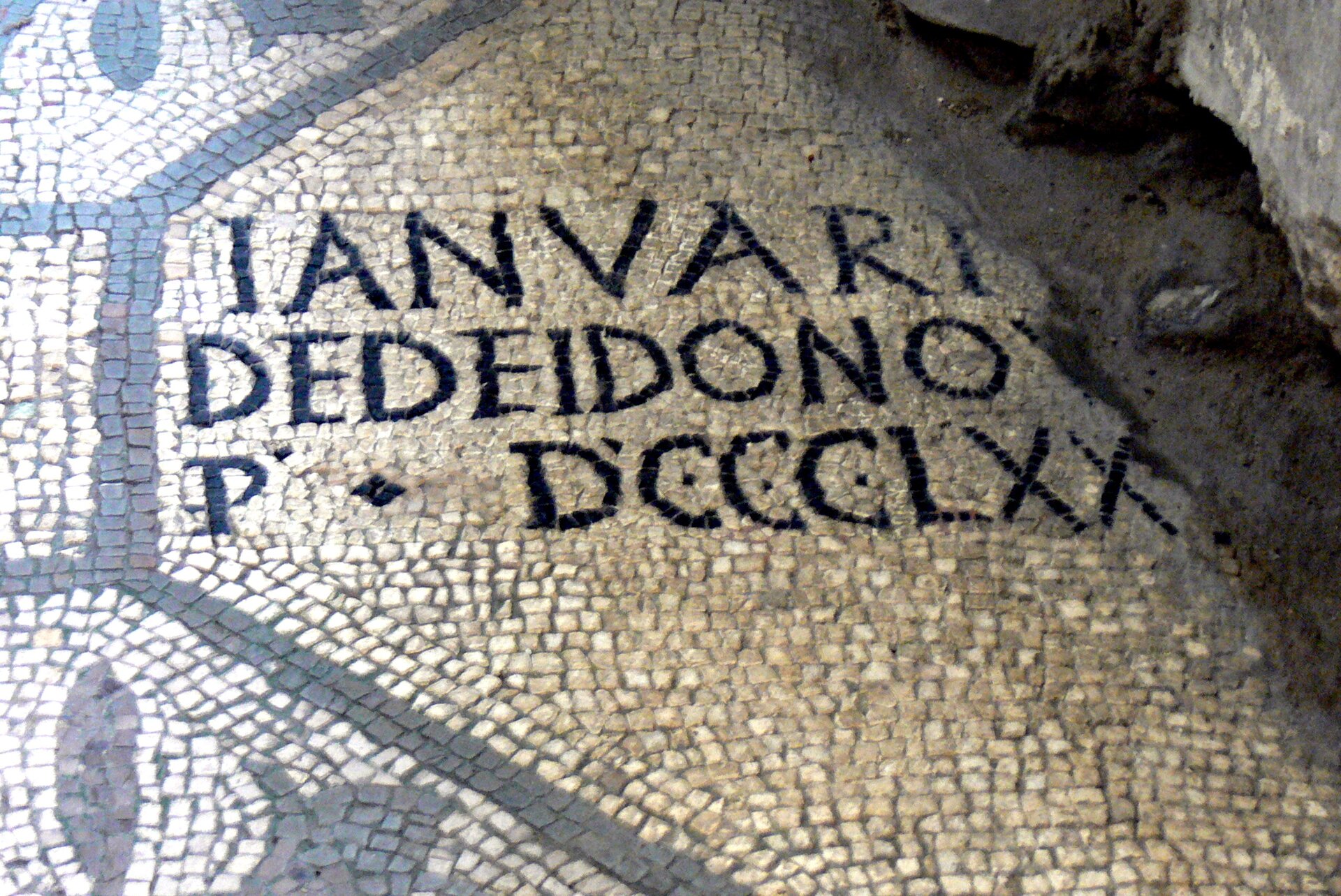 Fotografia przedstawiająca mozaikę z Bazyliki Patriarchów w Akwilei. Ułożony na niej napis brzmi: IANVARI DEDEIDONO P DCCCLXX