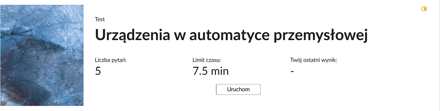 Grafika przedstawia przykładowy wygląd panelu testu. Składa się on z tytułu testu: "Urządzenia w automatyce przemysłowej", informacji o liczbie pytań, czasie, w którym należy rozwiązać test, oraz o ostatnim uzyskanym wyniku. Poniżej widać przycisk "Uruchom".