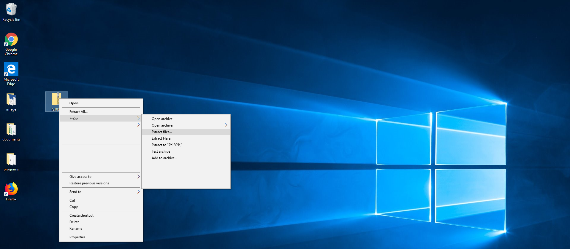 Zrzut ekranu przedstawia rozpakowywanie archiwum spakowanego za pomocą programu 7zip. Widoczny jest pulpit Windows 10 z kilkoma przypadkowymi ikonami. Zaznaczona jest ikona archiwum zip, obok menu podręczne z opcjami miedzy innymi Open, Extract All... oraz 7-zip. Ostatnia opcja jest podświetlona i aktywowane jest kolejne podmenu. Pokazane są niektóre opcje programu 7-zip: Open archive, Extract files..., Extract Here, Extract to "7z1805\", Test archive, Add to archive.