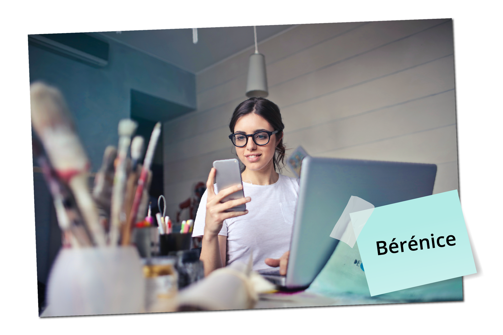Na zdjęciu widoczna jest dziewczyna o brązowych, spiętych włosach i w okularach. Trzyma w ręce telefon komórkowy i siedzi przed otwartym laptopem. Na zdjęciu znajduje się podpis: Bérénice.