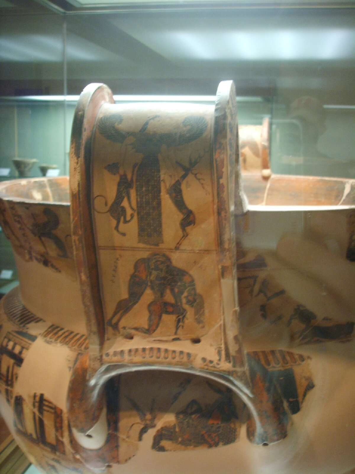 Ilustracja przedstawia zbliżenie na ucho „Wazy François". Widnieje na nim skrzydlata Artemida otoczona zwierzętami oraz scena ukazująca wojownika unoszącego długowłosą postać. Malowidła wykonane są w technice czarnofigurowej.