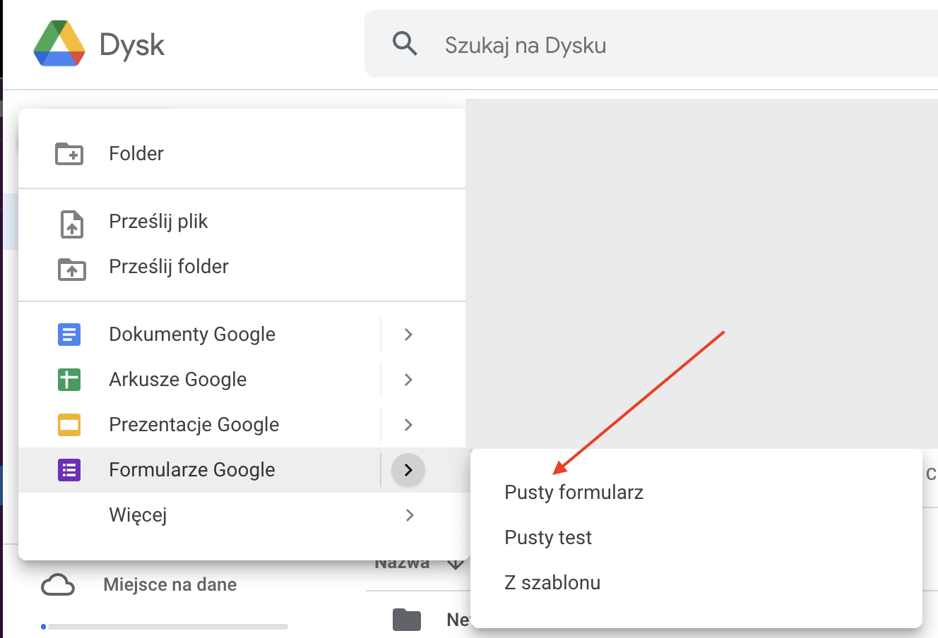 Ilustracja przedstawia menu rozwijane z zaznaczoną opcją formularze Google i wybraną opcją Pusty formularz, na który wskazuje czerwona strzałka.