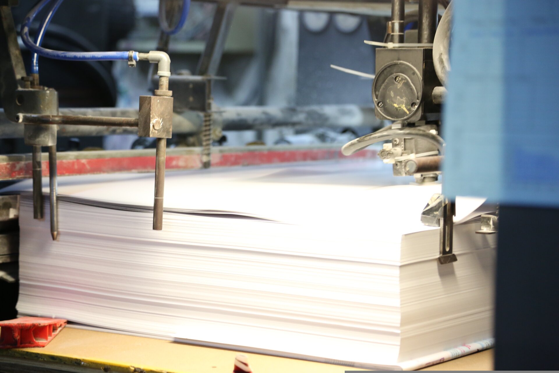 Zdjęcie przedstawia mierzycę boczną (marki boczne). Widoczny jest stos podłoża drukowego z ukosa, który na bokach przytrzymywany jest przez metalowe pionowe elementy, marki boczne.