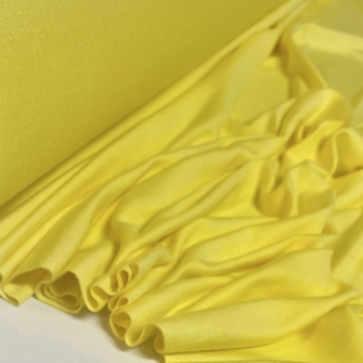 Zdjęcie przedstawia kawałek zwiniętego materiału w żółtym kolorze.