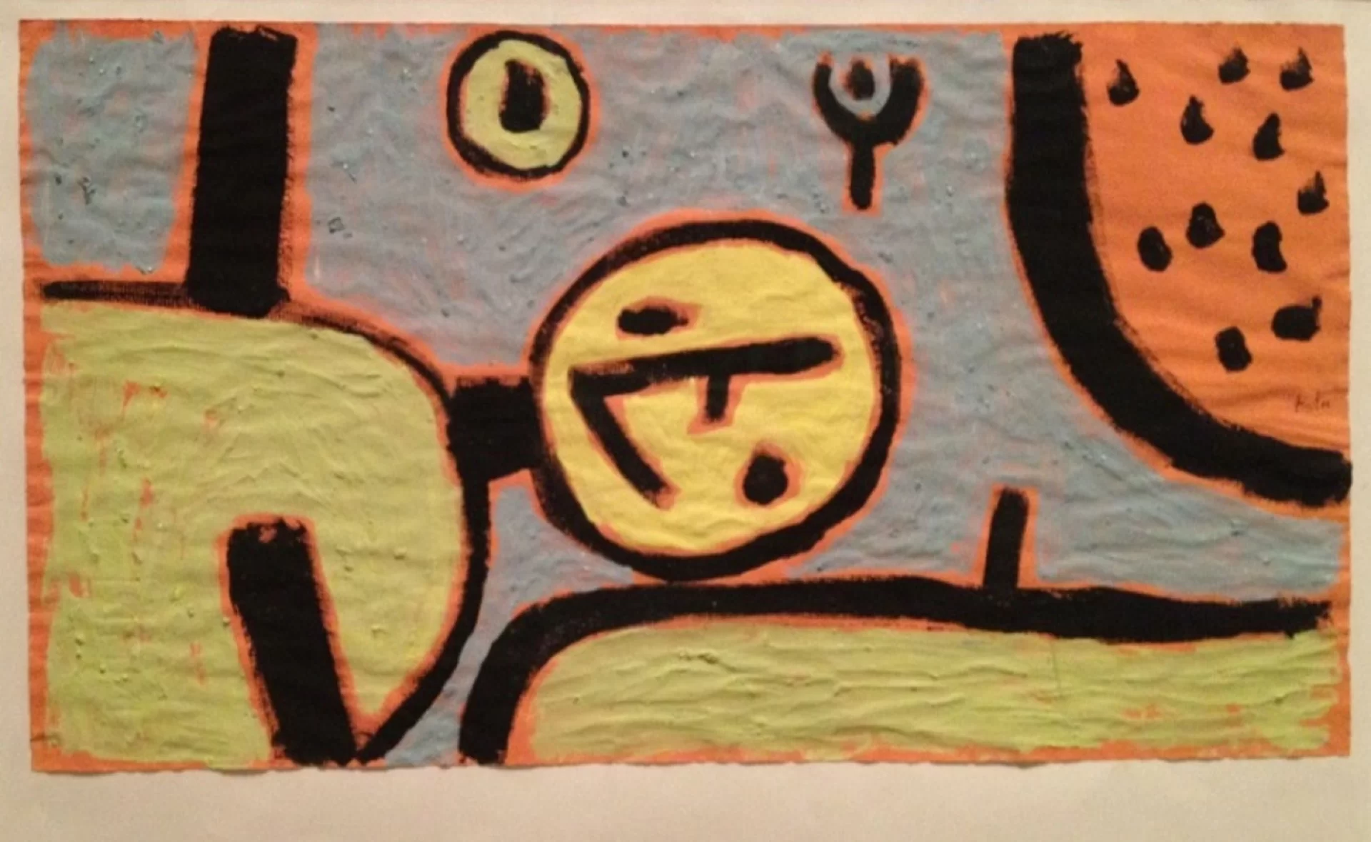 Ilustracja przedstawia obraz Paula Klee „Klaun w łóżku”. Artysta namalował dzieło, wykorzystując płaską plamę i czarny kontur. Po lewej stronie zamieścił fragment leżącego żółtego klauna, pod którego głową znajduje się poduszka. Klaun ma schematycznie narysowane elementy twarzy: dwa punkty to oczy, a nos to łamana linia. Również ręce postaci są dwiema krótkimi liniami. Malarz posłużył się żółtą plamą z czarnym konturem z pomarańczową poświatą. W prawym górnym rogu namalował pomarańczową plamę z konturem i punktami w środku.