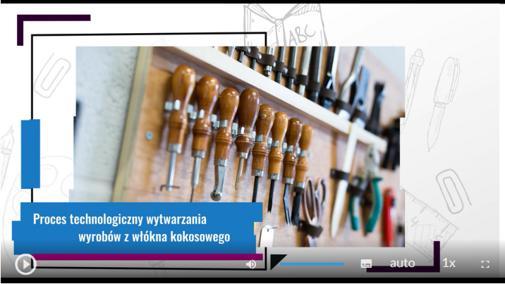 Grafika przedstawia ekran odtwarzacza filmu. Po lewej stronie ramka z tytułem: Proces technologiczny wytwarzania wyrobów z włókna kokosowego. W tle zdjęcie narzędzi wiszących na ścianie. W dolnej części znajdują się ikony nawigacyjne. W lewym dolnym rogu jest ikona trójkąta w kole, która służy do włączenia lub wyłączenia filmu. Pośrodku dolnej części znajduje się ikona głośnika, a obok niego jest niebieska linia regulacji poziomu głośności. Obok jest ikona przedstawiająca fragment sylwetki człowieka (głowa i górna część tułowia), która służy do włączenia audiodeskrypcji. Po prawej stronie głowy znajdują się dwa białe półkola - zewnętrzne większe, wewnętrzne mniejsze. Obok znajduje się biały prostokąt z czarnymi, małymi polami w dolnej części, który służy do włączenia napisów. Obok napis "auto", który służy do zmiany jakości odtwarzania filmu. Dalej na prawo napis: "jeden x". Służy on do zmiany tempa odtwarzania filmu. W prawym dolnym rogu białe, przerywane kontury kwadratu. Ikona ta służy do włączenia trybu pełnoekranowego. 