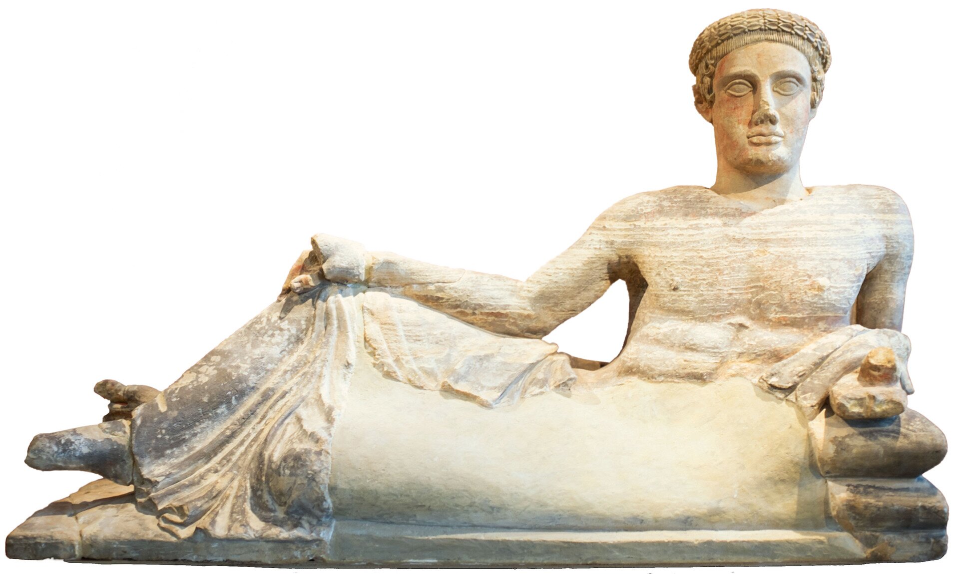 Fotografia barwna przedstawiająca rzeźbę Etruska. Leżący mężczyzna wykonany z jasnego kamienia.