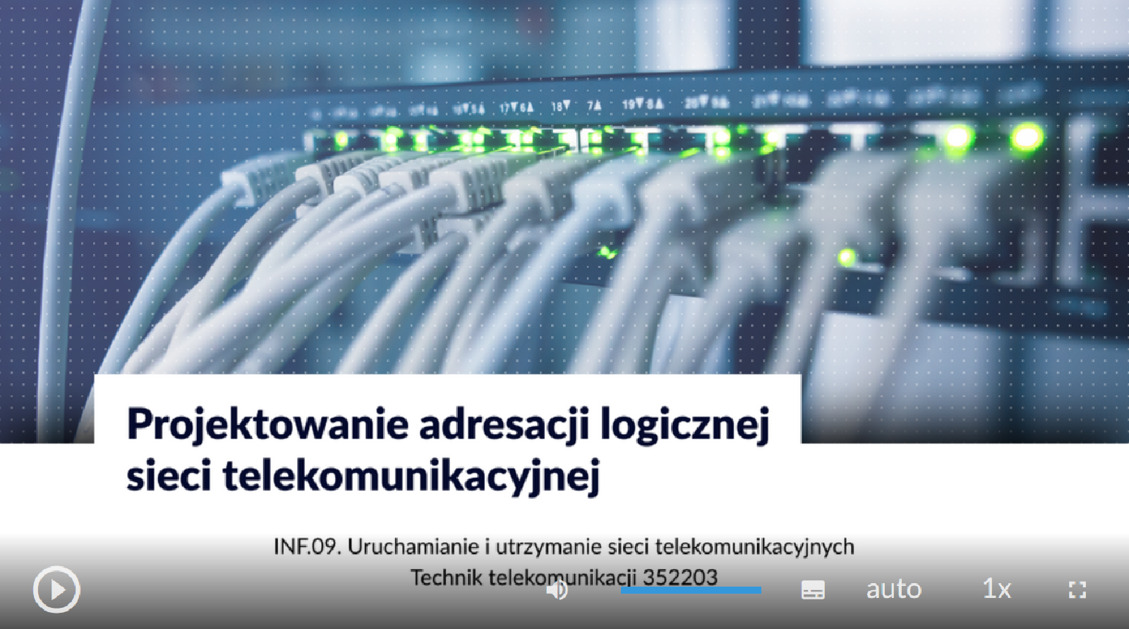 Grafika przedstawia okno odtwarzania filmu. W tle znajduje się ilustracja kable podpięte do multisłicza. Na pierwszym planie widoczny jest napis: Projektowanie adresacji logicznej sieci telekomunikacyjnej, INF kropka 09 kropka Uruchamiania i utrzymanie sieci telekomunikacyjnych, Technik telekomunikacji 352203.