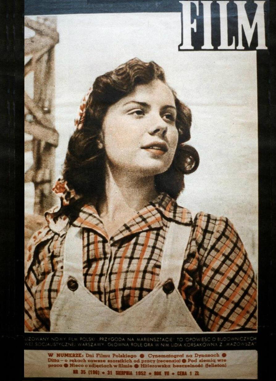 Zdjęcie przedstawia okładkę czasopisma Film z 1952 roku. Widać na niej młodą kobietę w stroju roboczym - koszuli i ogrodniczkach i chustce na głowie. Za kobietą widać drewniane rusztowanie.
